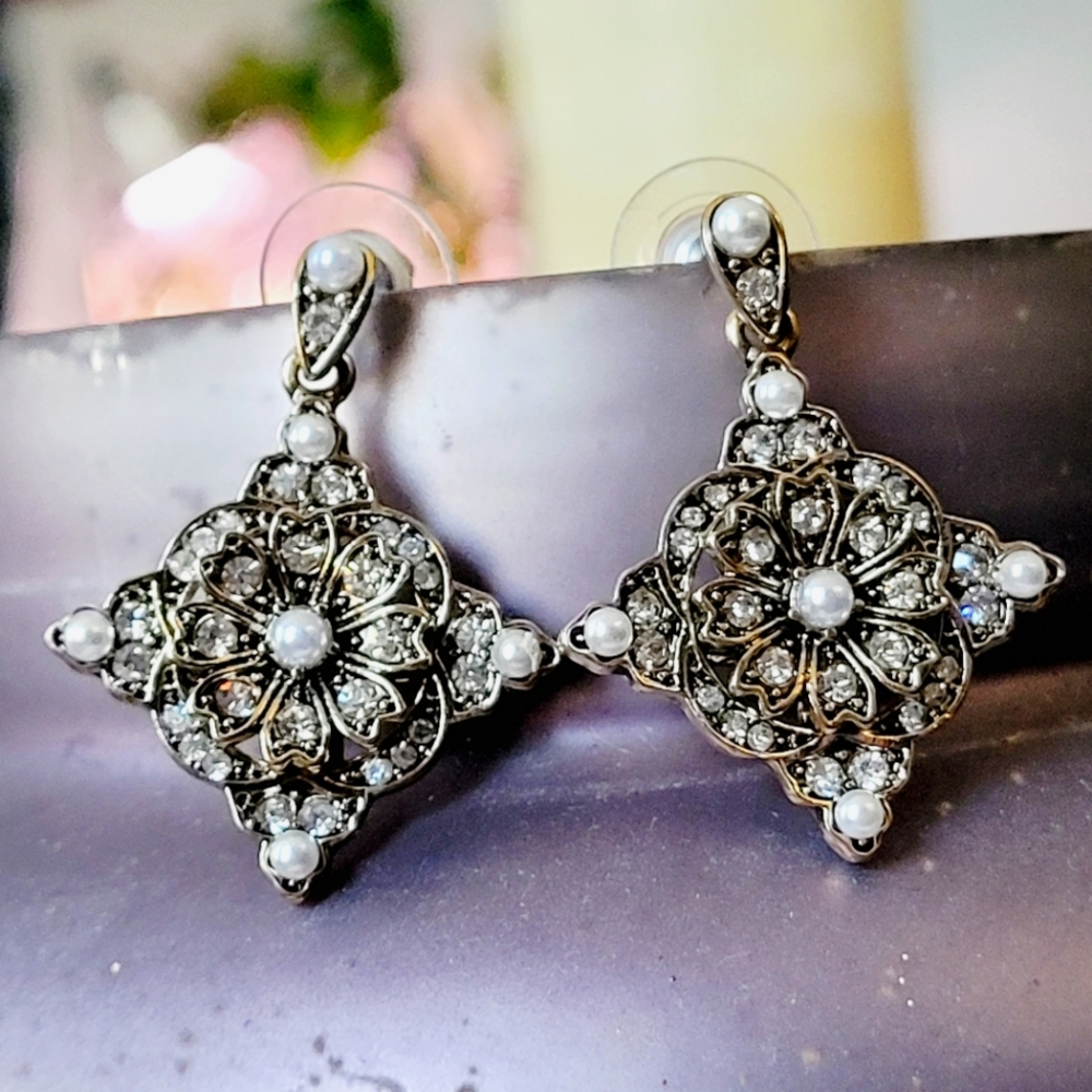 "🎉Host Pick Item🎉"NWOT-💎Anthropologie Tiny pearl & Crystal Earrings